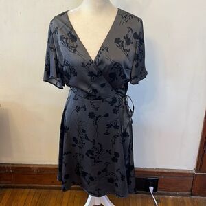 41 Hawthorn gray black floral V neck short sleeve dress Size M New